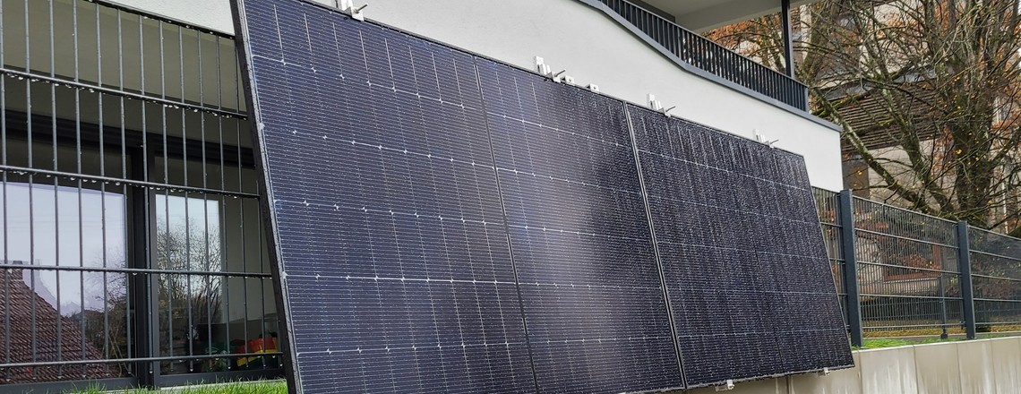 Das Balkonkraftwerk Yuma Balcony 840+ Bifazial Pro wurde am Zaun statt am Balkon befestigt.