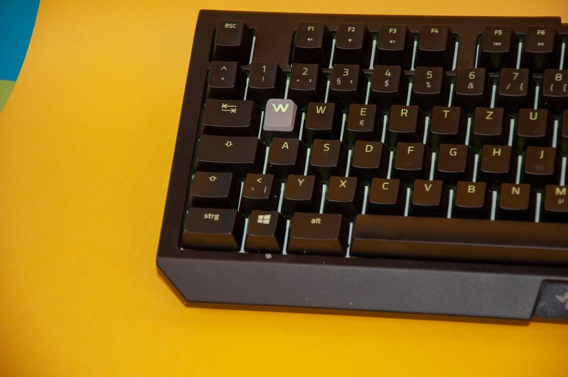 Cherry-MX-Keycaps (hier von der Corsair K95) passen auf die Razer-Tastatur. 