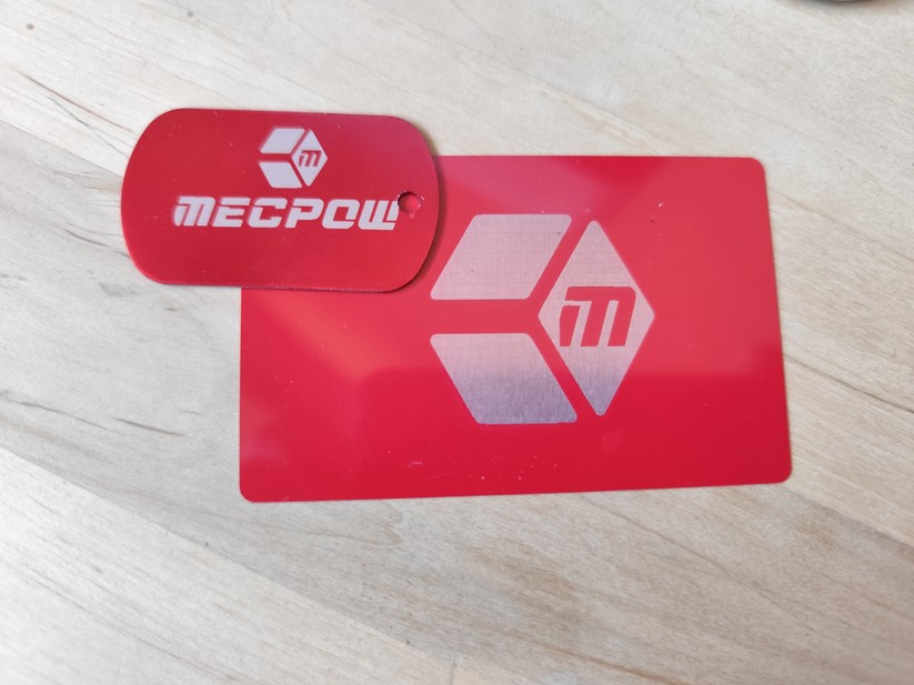 Mit blankem Metall hätte der Mecpow M1 Probleme – die bunte Oberfläche kann er aber bearbeiten.