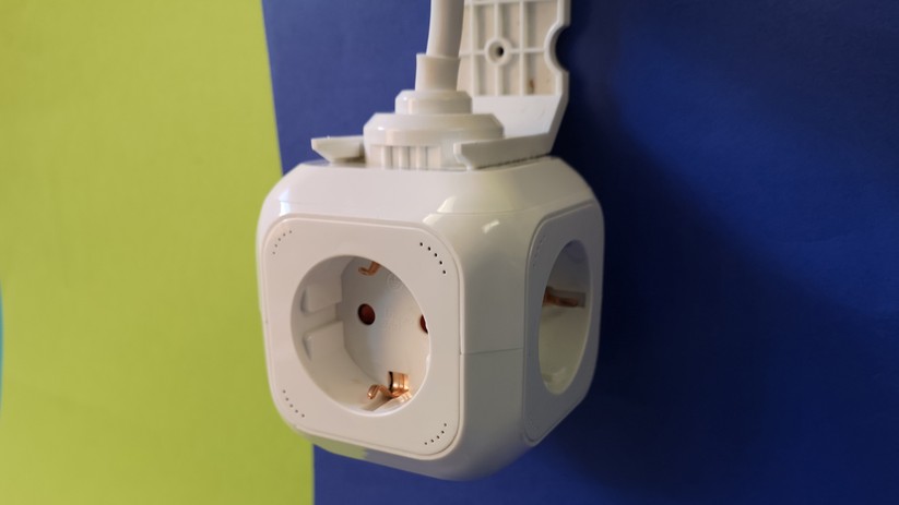 Steckdosenleisten und Adapter: Dieser Würfel wird hängend an der Decke montiert.