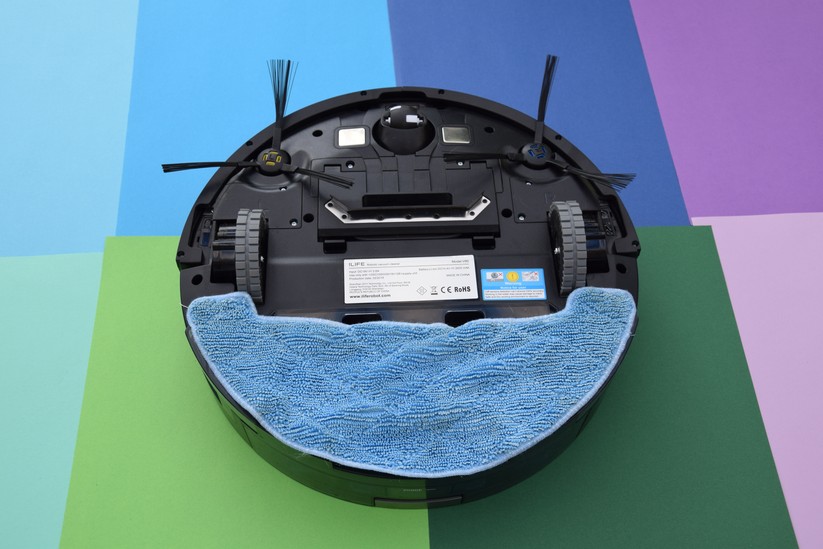 Das Mopptuch wird am Wasserbehälter unten am Roboter angebracht. 