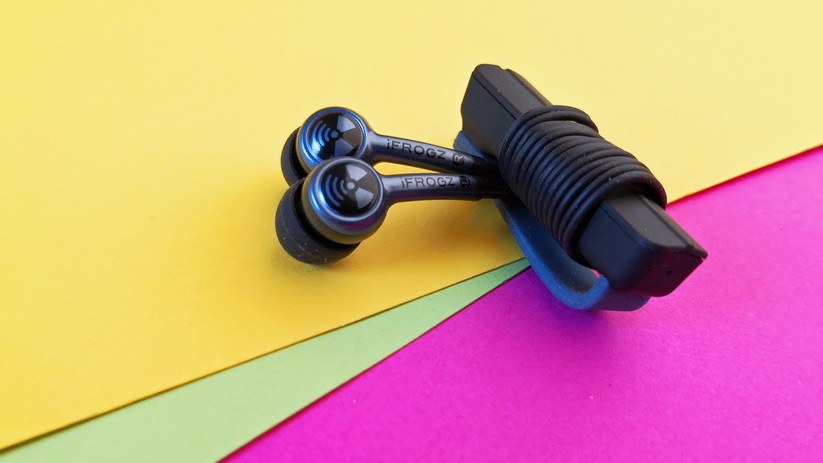 Das Bedienteil der Plugz wireless hat eine magnetische Klammer für die Kabel.