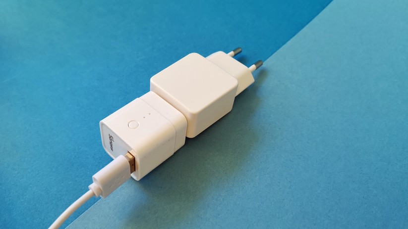 Die Größe ist auch an Mehrfachsteckdosen unproblematisch.