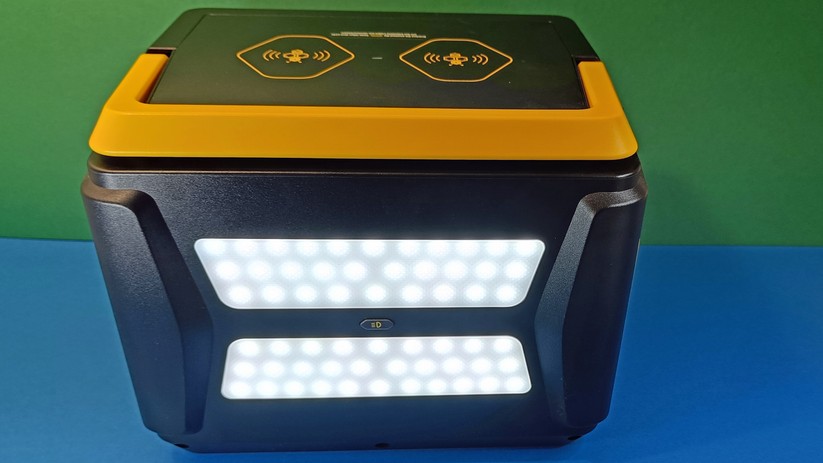 Die helle Notlampe ist auf der Rückseite platziert worden.