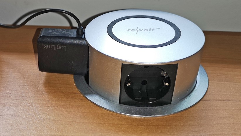 Steckdosenleisten und Adapter: Diese Mehrfachsteckdose ist versenkbar und hat ein kabelloses Ladepad auf der Oberseite.