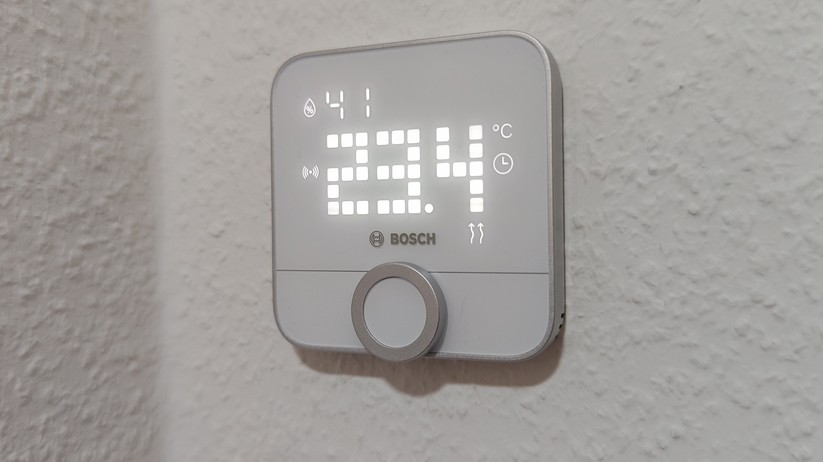 Das außergewöhnliche LED-Matrix-Display des Bosch-Thermostats leuchtet maximal 30 Sekunden. Home-Assistant-Anwender können es mit einer Automatisierung dauerhaft zum Leuchten bringen. Das könnte sich aber negativ auf die Lebensdauer der LEDs auswirken.