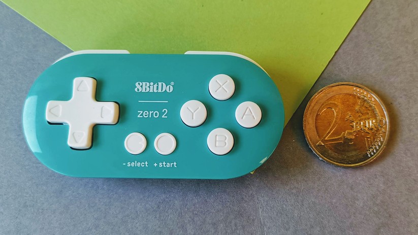 Einfach klein: Der 8Bitdo Zero 2 dürfte einer der kleinsten Gamepads am Markt sein. 