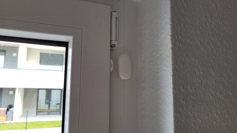 Wer möchte, kann das smarte Thermostatvon Meross mit anderen Komponenten des Herstellers kombinieren und für Automatisierungen verwenden. Mit dem Tür-/Fenster-Sensor Mersoss MS200H können Anwender etwa die Heizleistung stoppen, wenn der Sensor ein geöffnetes Fenster erkennt.