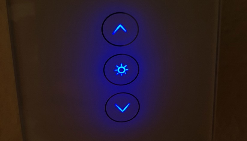 Nachts leuchtet der Taster dezent.