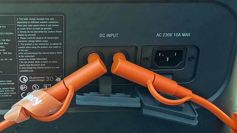 Die Stromeingänge befinden sich auf der Rückseite. Hier sind zwei Solarpanels angeschlossen.