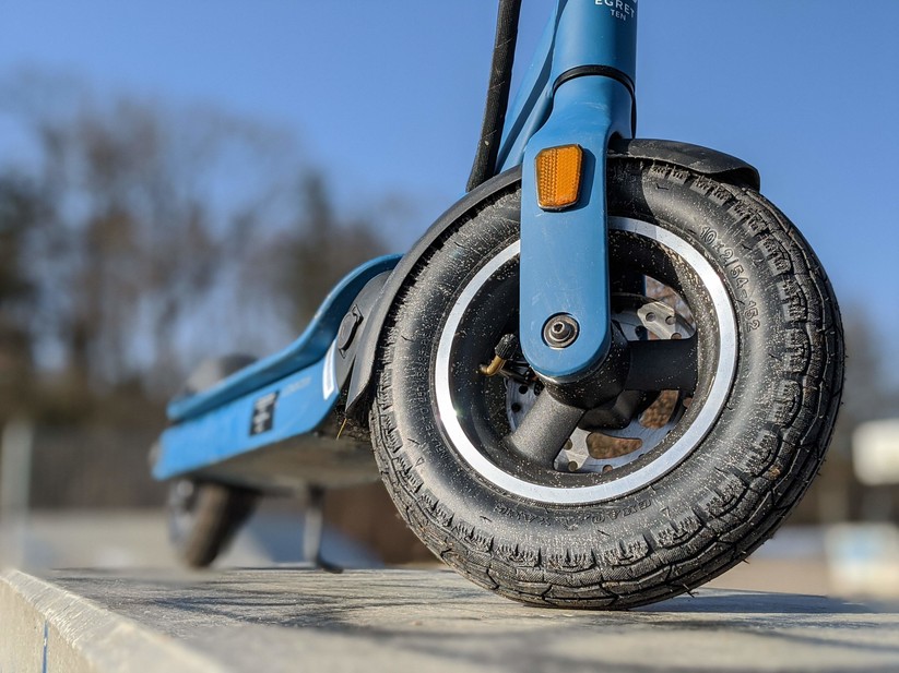 Die 10 Zoll großen Luftreifen fangen die meisten Unebenheiten ab.