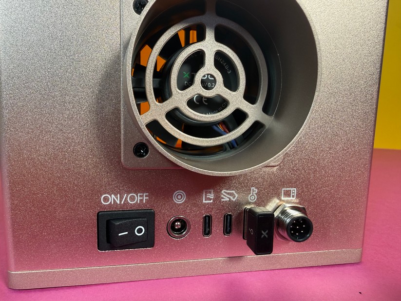 Der USB-Stick in der Buchse mit dem Schlüsselsymbol ist die „Kindersicherung“: Nur wenn dieser Stick eingesteckt ist, arbeitet der F2.