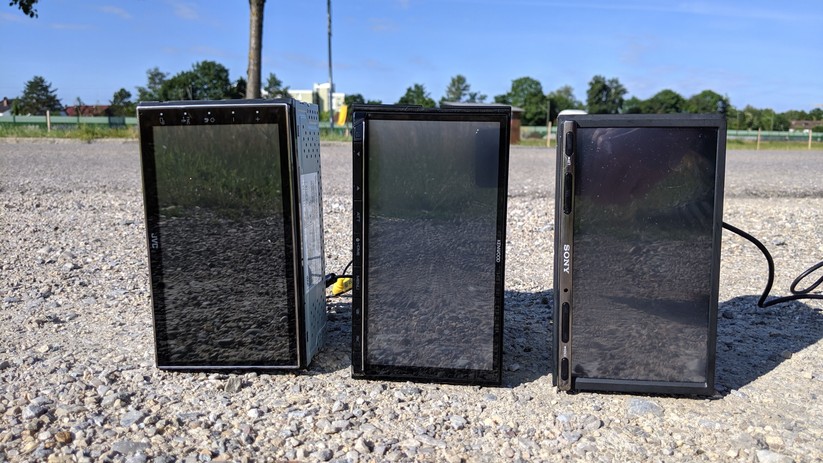 Schon im ausgeschalteten Zustand sieht man einen deutlichen Unterschied zwischen dem kapazitive Display des JVC ganz links und den beiden anderen resistiven Displays. 