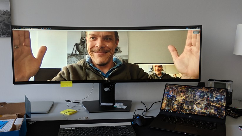 Der Dell UltraSharp hat ein Seitenverhältnis von 32:9 und eine Diagonale von 49 Zoll. Darauf ist unglaublich viel Platz für Dokumente und Seiten - zum Zocken ist er eher wenig brauchbar. 