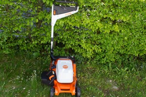  Akku-Rasenmäher mit Einarm-Lenker für große Gärten