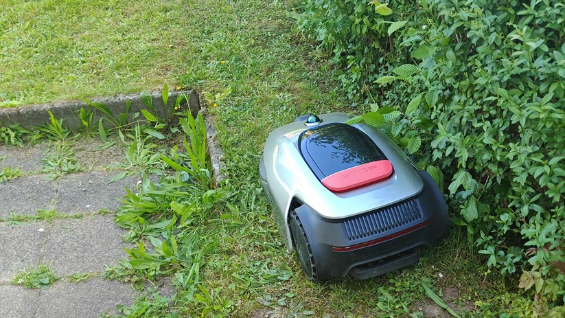  An dieser Engstelle scheiterten bislang alle RTK-basierten Mähroboter. Die Lidar-basierten Modelle wie den Dreame A2 oder den Ecovacs A3000 passieren das enge Verbindungsstück problemlos.