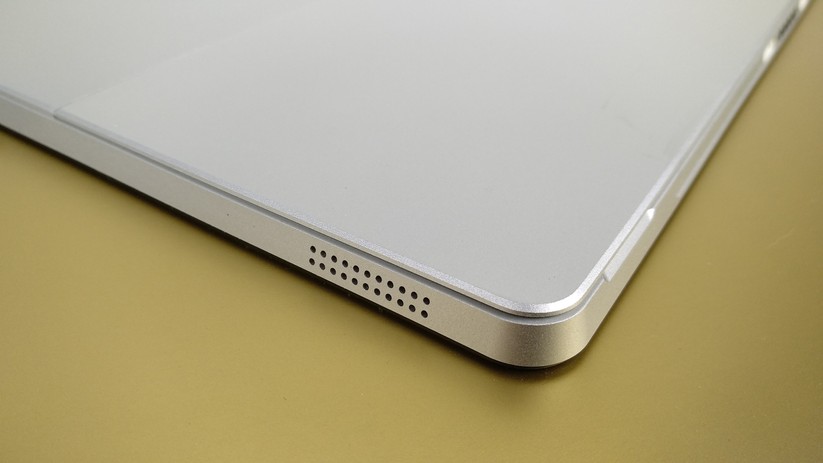 Im Vergleich zum Surbook Mini hat das Surbook links und rechts Lautsprecher sitzen.