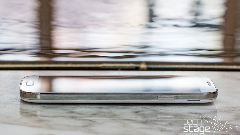 rechts: Einschalter, Fuge zum Öffnen des Akkudeckels