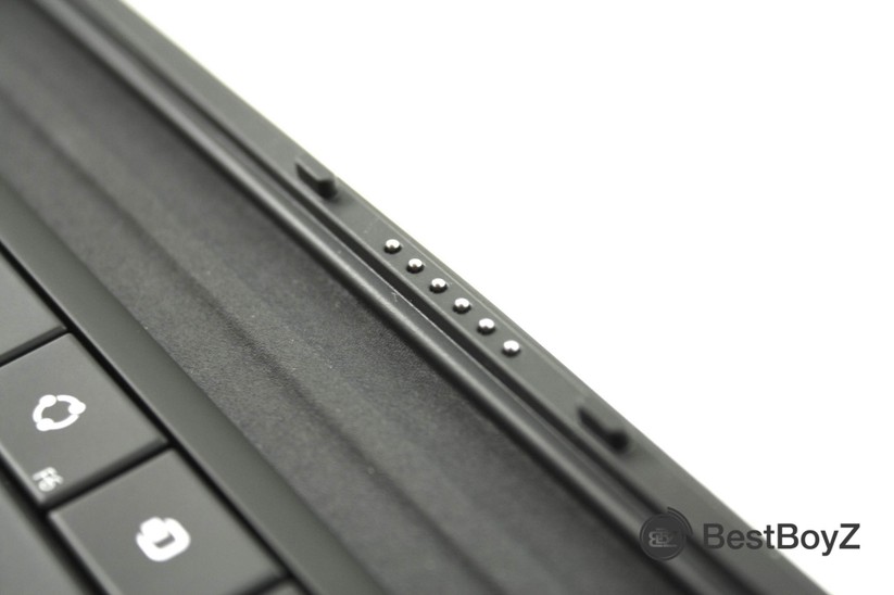 Sechs Kontakte der Microsoft Type Cover-Tastatur