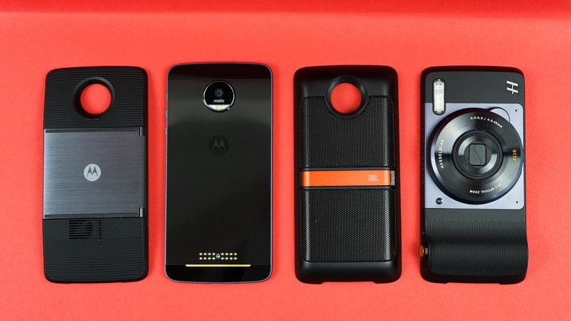 Von Samsung gab es ein Smartphone mit Beamer und eine Kamera mit Android, HTC hat kräftige Lautsprecher ins Smartphone eingebaut. Besitzer des Moto Z (2. von Links) können mit dem passenden Mod alles haben.