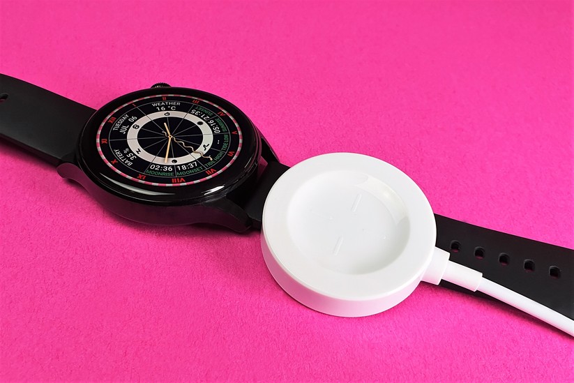 Huawei Watch 3: Spätestens nach zwei Tagen intensiverer Nutzung muss die Watch 3 auf die Ladeschale. 