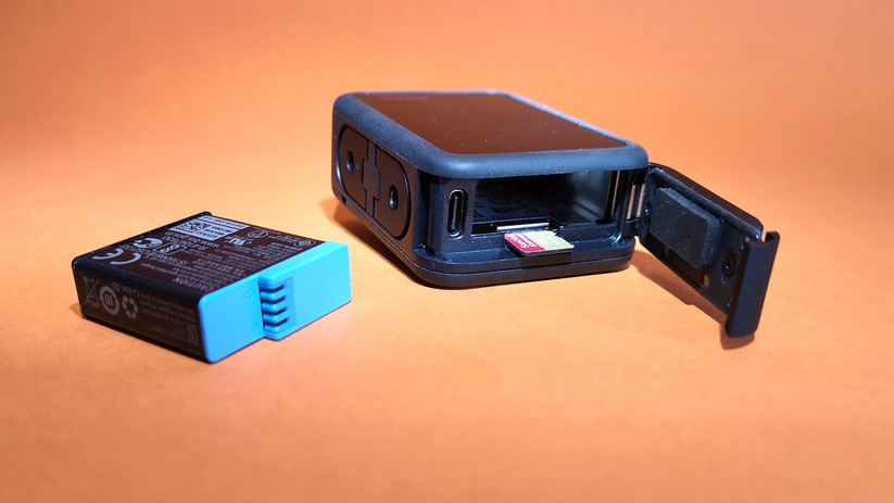 Akkufach, USB-C-Buchse und Micro-SD-Slot sitzen hinter einer Klappe.