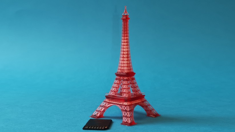 Feine Strukturen, wie bei diesem Eiffelturm, müssen besonders gründlich gereinigt werden. 