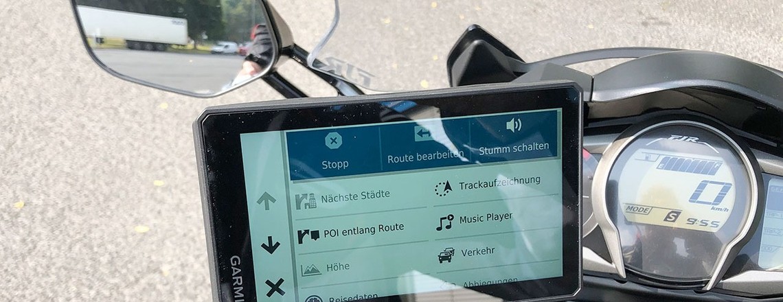 Das Menu des Zumo XT ist logisch und übersichtlich aufgebaut, so dass auch während der Fahrt eine schnelle Einstellung möglich ist. Garmin hat seinem neuen Flaggschiff reichlich Funktionen mit auf den Weg gegeben. 