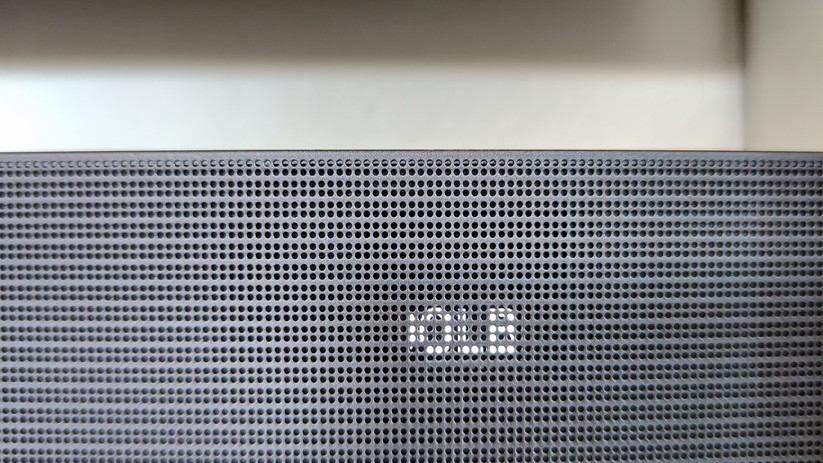 Die LED-Laufschrift informiert über den aktuellen Soundmodus, wenn man auf der Fernbedienung die Info-Taste drückt.