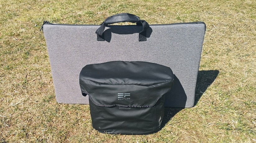 Stofftaschen schützen die Ecoflow Delta und das Solarpaneel beim Transport.