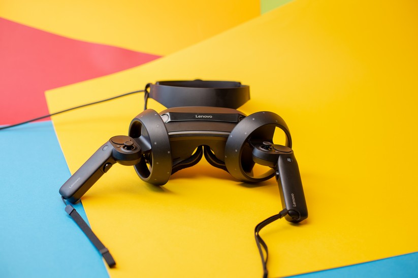 Headset, Kabel, Controller: Das Lenovo Explorer bringt alles mit, was man für VR braucht. 