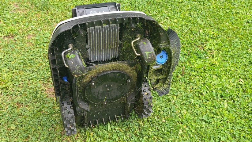Das Mähwerk verfügt über eine einzelne Klingenscheibe mit drei Wechselmessern und einer Schnittbreite von 22 Zentimetern. Die Schnitthöhe lässt sich elektrisch in 0,5-Zentimeter-Schritten von drei bis acht Zentimetern einstellen, und das zonenweise über die App. 