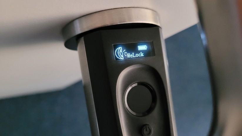 Das Display informiert auch über den aktuellen Batteriestatus.