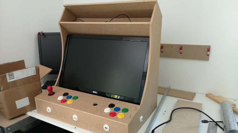 Arcade-Automaten im Retro-Look: Das vorgefertigte Kit ist schnell zusammengeschraubt.