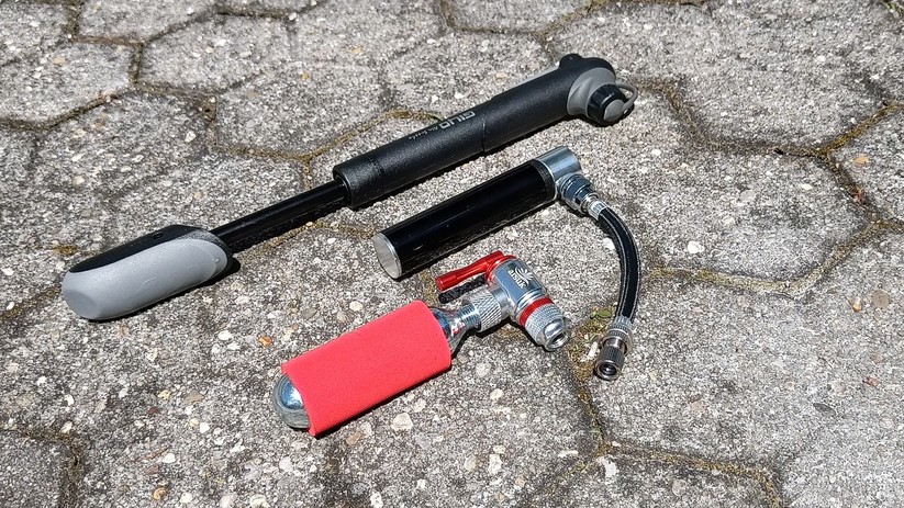 Zwei kleine Handpumpen und eine Co2-Kapselpumpe im Größenvergleich.