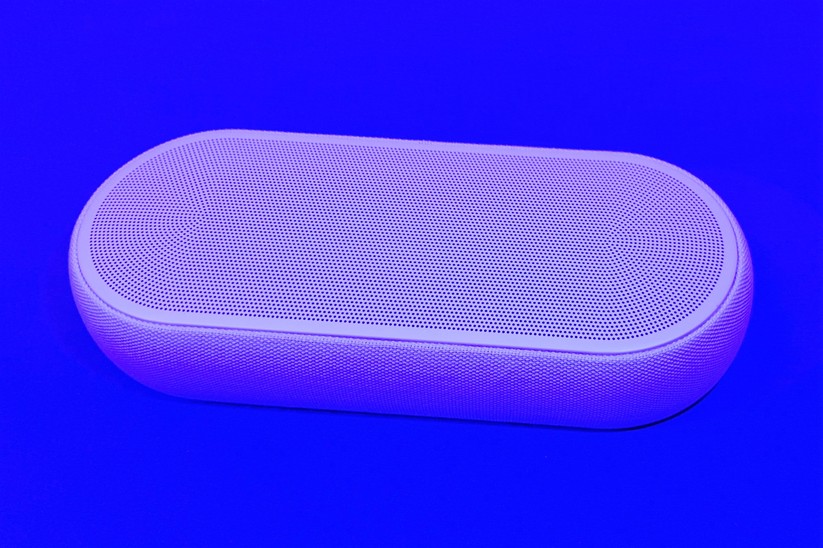 LG Eclair DQP5W: Die Seiten der hochwertig verarbeiteten Mini-Soundbar sind mit Jersey-Stoff überzogen.