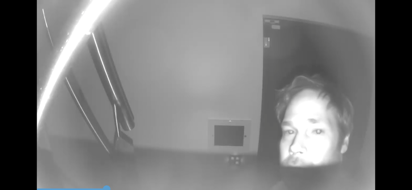 Die batteriebetriebene Kamera schaltet bei Bewegungserkennung sogar eine Infrarotbeleuchtung zu. Das Bild wirkt hier so matschig, weil das Licht vom Treppengeländer zurückgeworfen wird: Für Nachtaufnahmen sollte sich nichts in unmittelbarer Nähe vor der Linse befinden.