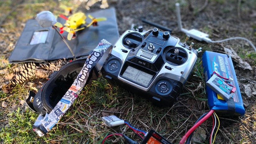Zum Fliegen wird deulich mehr als nur Multicopter und Sender benötigt.