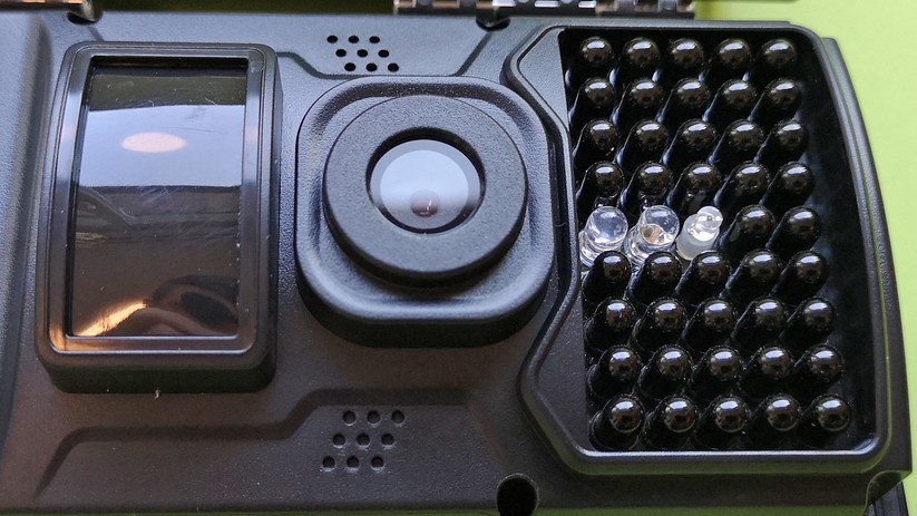 Von links nach rechts: PIR-Bewegungssensor, Kameralinse und Infrarot-Beleuchtungsmodul.