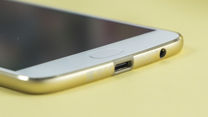 Wie auch beim Vorgänger kommt bei dem Moto Z2 Play der Anschluss USB Type C zum Einsatz. Dieses Mal jedoch auf Basis der Spezifikation USB 3.1