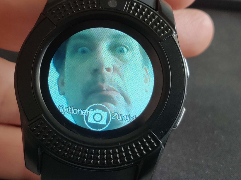 Die Uhr hat eine Selfie-Kamera.