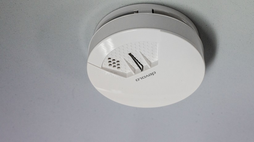 Der Rauchmelder arbeitet Stand-alone und sendet beim Auslösen zusätzlich ein Funksignal an die Zentrale. 