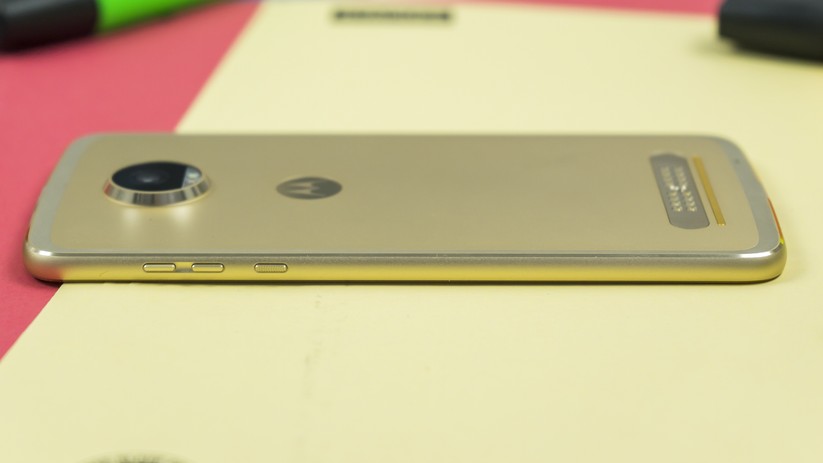 Das Motorola Moto Z2 Play ist 5,9 Millimeter dünn und hat eine Masse von 145 Gramm.