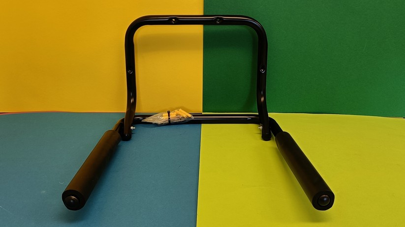 Bei Nichtbenutzung wird diese Rahmenhalterung hochgeklappt.