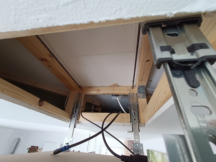 DIY Heimkino mit Beamerlift und Motorleinwand