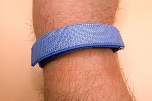 Fitbit Air im Test: Fitness-Tracker ohne Display und Abo für 99 Euro