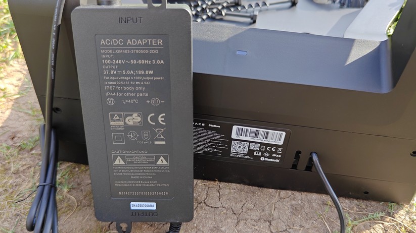 Der Ecovacs Goat A3000 LiDAR bietet eine Schnittbreite von 33 cm und integriert einen Rasentrimmer. Letzterer muss nach dem Auspacken mit einem langen Kreuzschlitz-Schraubenzieher montiert werden.
