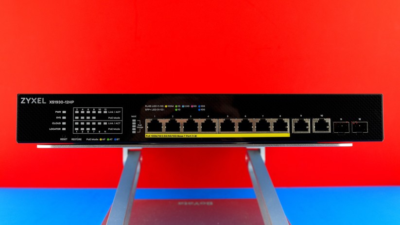 Mit 12 Switching-Ports zu je 10 Gigabit ist der Zyxel XS1930-12HP auch für die stärksten WiFi-6-APs gewappnet. Acht Kupfer-Ports, die Gelben, beherrschen auch PoE++ alias 802.3bt. Sie spendieren genug Strom für bis zu acht modernste 11ax-WiFi-6-APs (Bild: Harald Karcher).