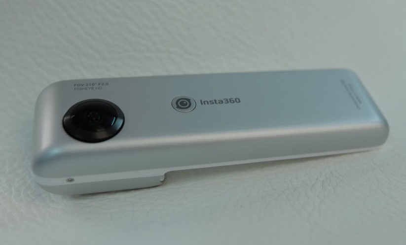 Schade dass kein Stativgewinde vorhanden ist und die Kamera auch nicht ohne Hilfsmittel steht.