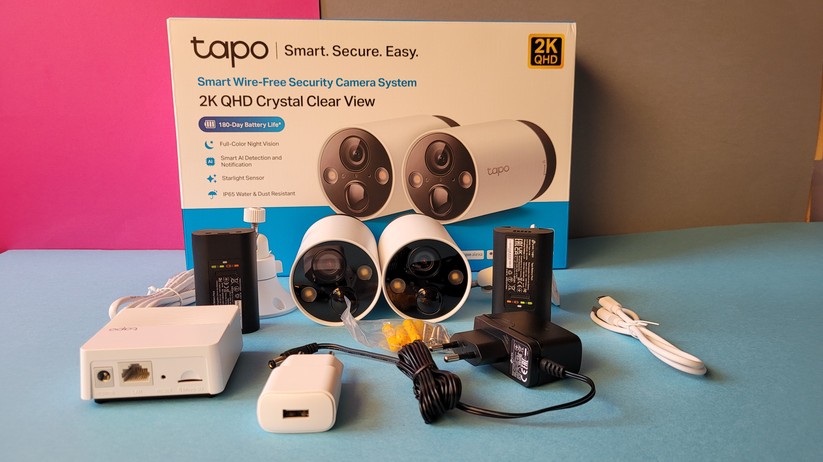 TP-Link Tapo C420S2: Lieferumfang mit zwei Kameras und einem Hub sowie Netzteile, Kabel und Zubehör